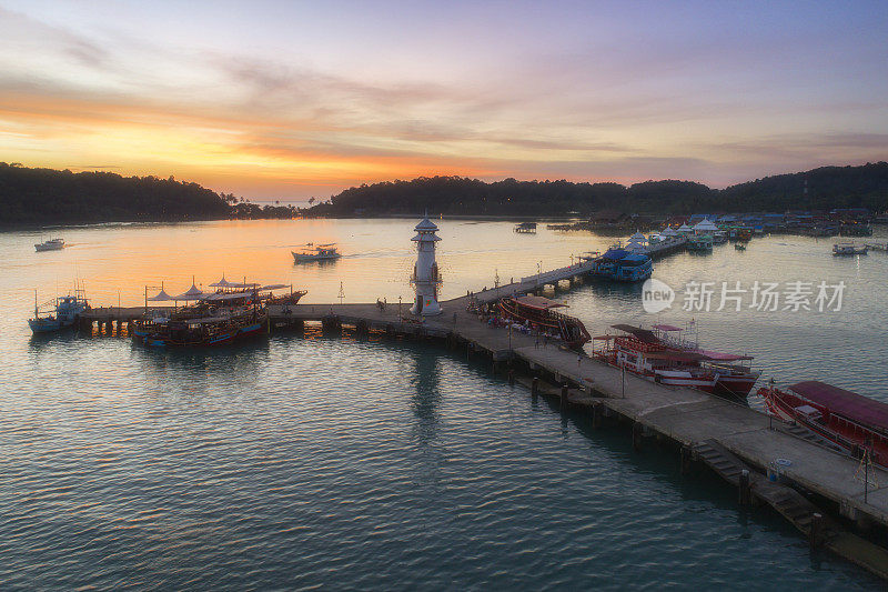 泰国Koh Chang, Bangbao村码头的空中景观。